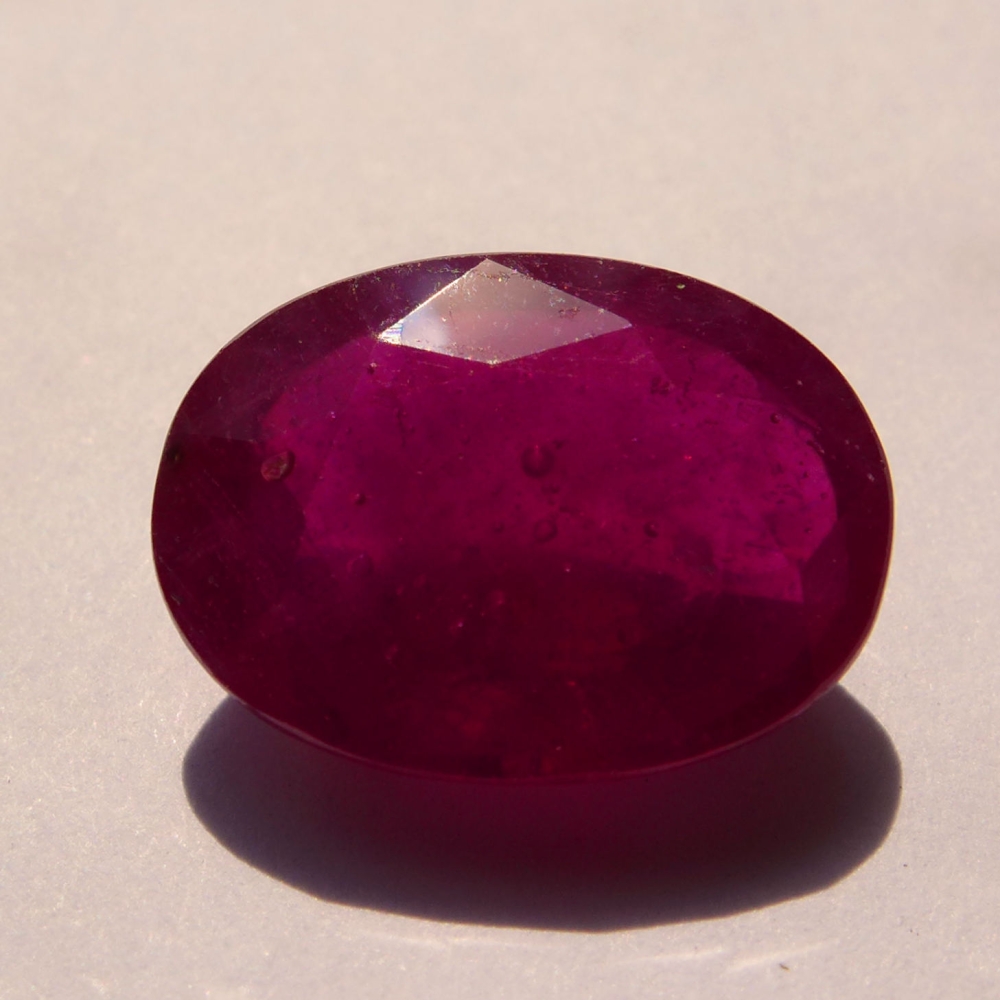 Bild 1 von 7.45 ct. Schöner roter ovaler 13.8 x 10.1 mm Mosambik Rubin