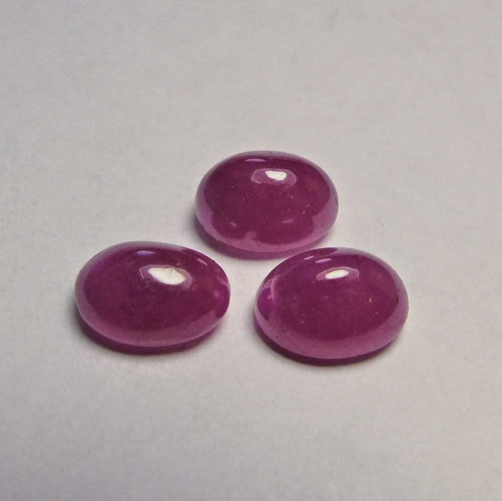 Bild 1 von 6.8 ct. 3 Stück ovale pink rote 6 x 8 mm Mosambik Rubin Cabochons