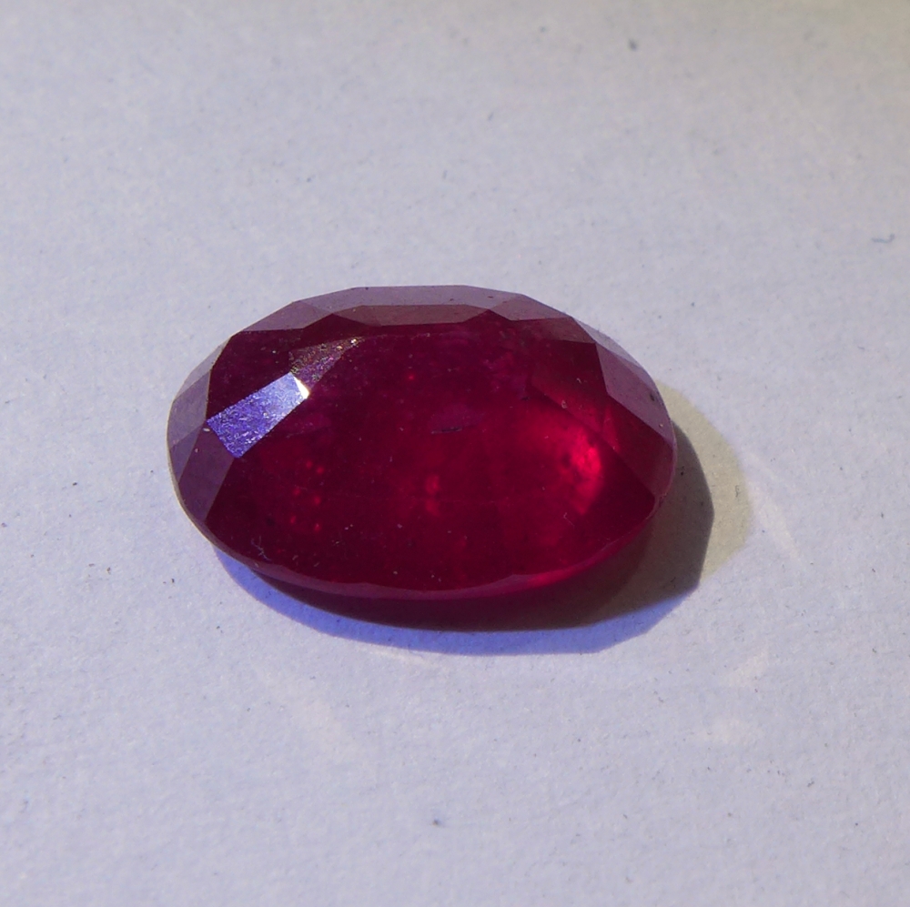 Bild 1 von 7.47 ct. Schöner roter ovaler 13.8 x 10.1 mm Mosambik Rubin