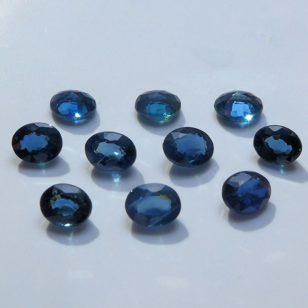 Bild 1 von 2.30 ct. 10 pieces oval Dark Blue 4x3 mm Madagascar Sapphire