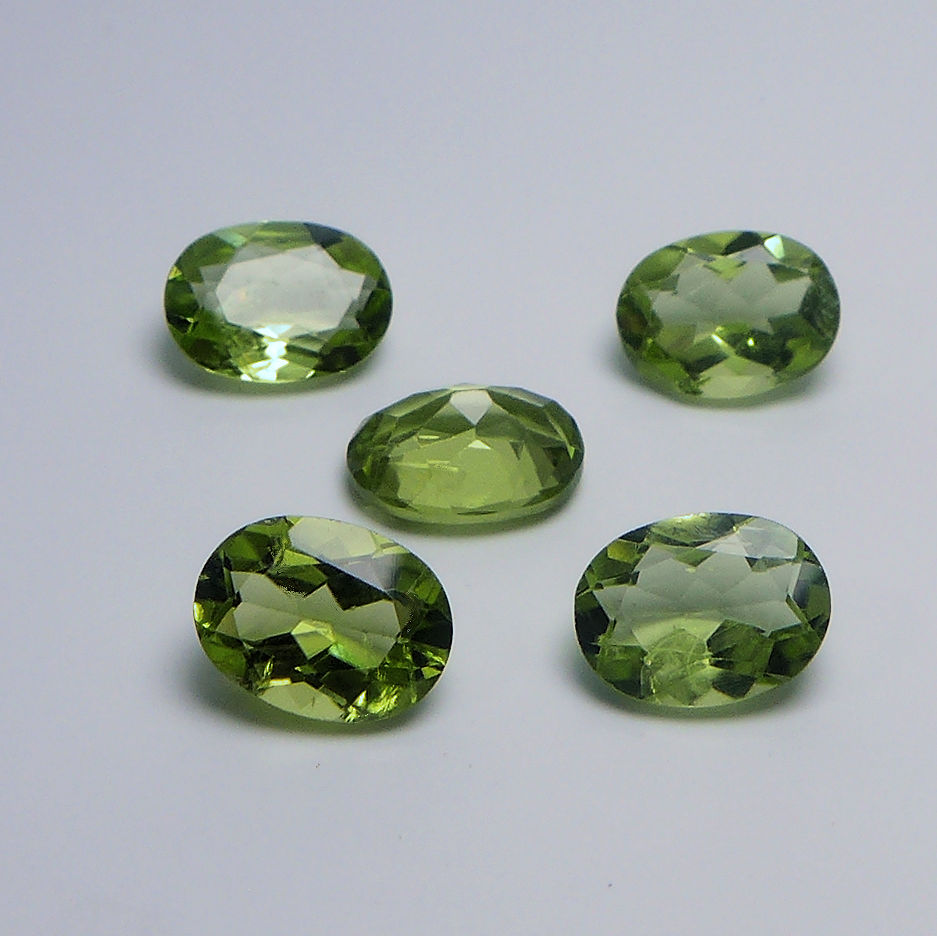 Bild 1 von 6.44 ct 4 pieces fine green oval 8x6mm Pakistan Peridot Gemstones. Nice color !