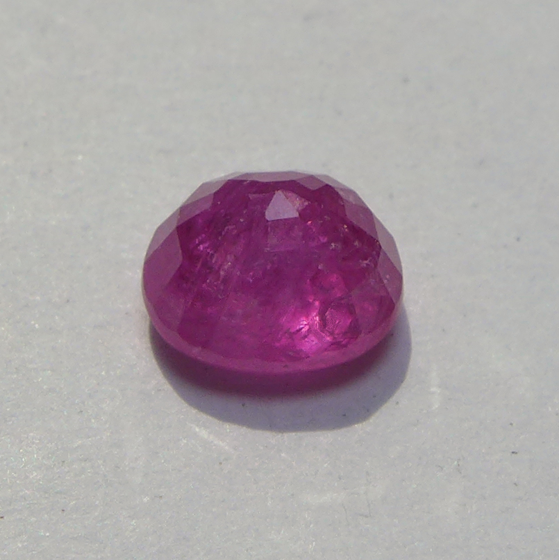 Bild 1 von 1.89 ct. Edler ovaler 7 x 6.3 mm pink roter Madagaskar Rubin