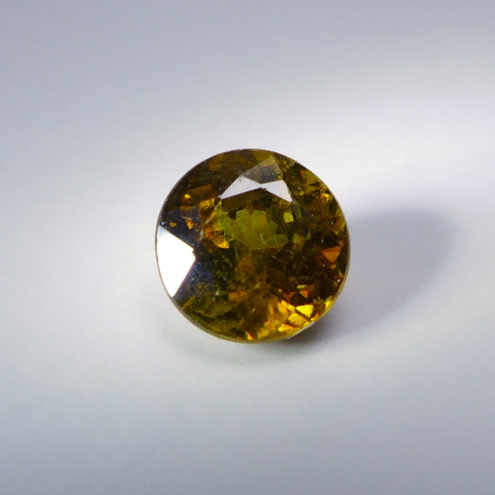 Bild 1 von 1.25 ct.  Natürlicher runder gelblich grüner 6.2 mm Madagaskar Titanit Sphen