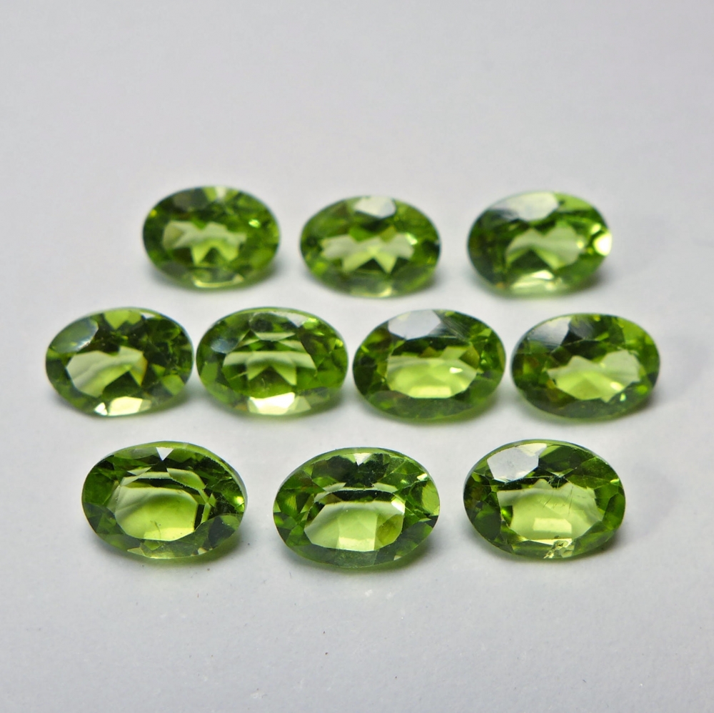 Bild 1 von 8.84 ct VS! 10 pieces fine green oval 7 x 5 mm Pakistan Peridot Gemstones. Nice color !