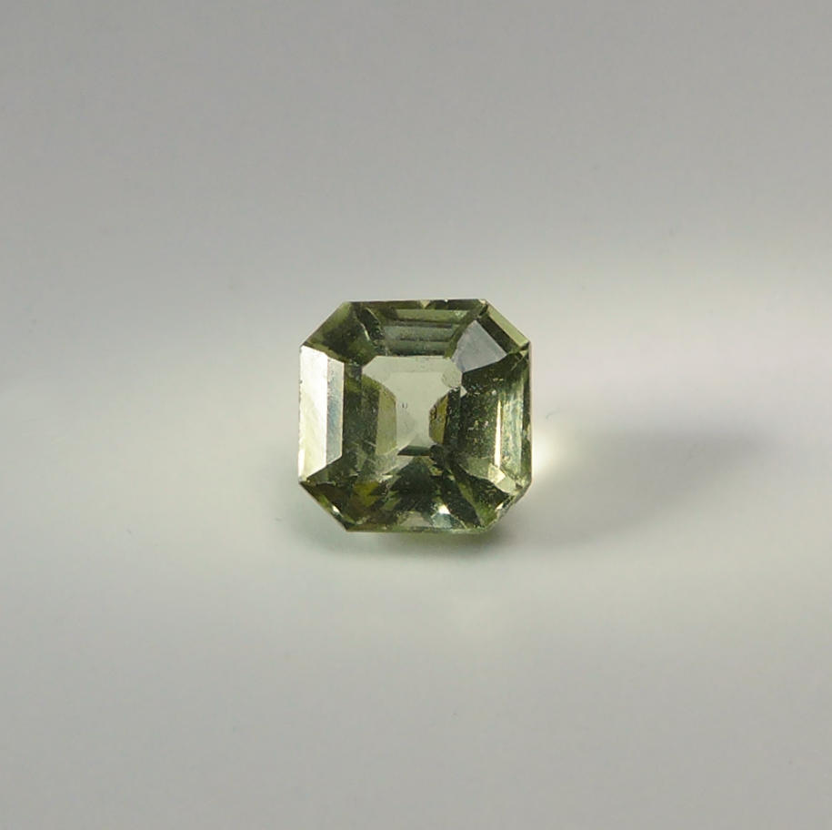 Bild 1 von 0.83 ct. Gentle  green 5.4 x 5.3 mm Apatite Oktagon