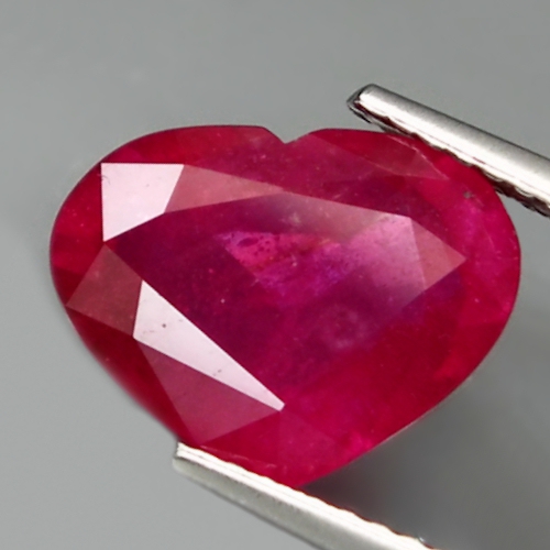 Bild 1 von 4.33 ct. Fascinating Pink Red 11.6 x 9 mm Mozambique Ruby Heart