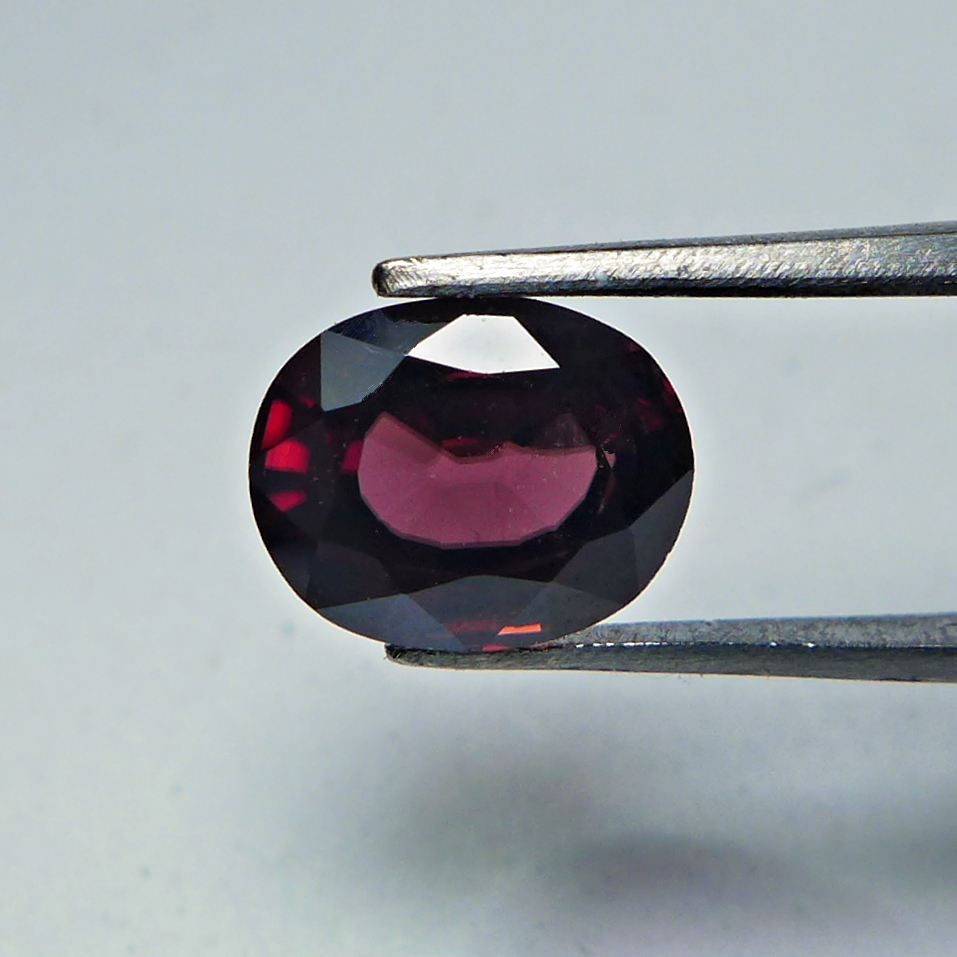 Bild 1 von 1.71 ct. Augenreiner roter ovaler 7 x 5.7 mm Tansania Zirkon