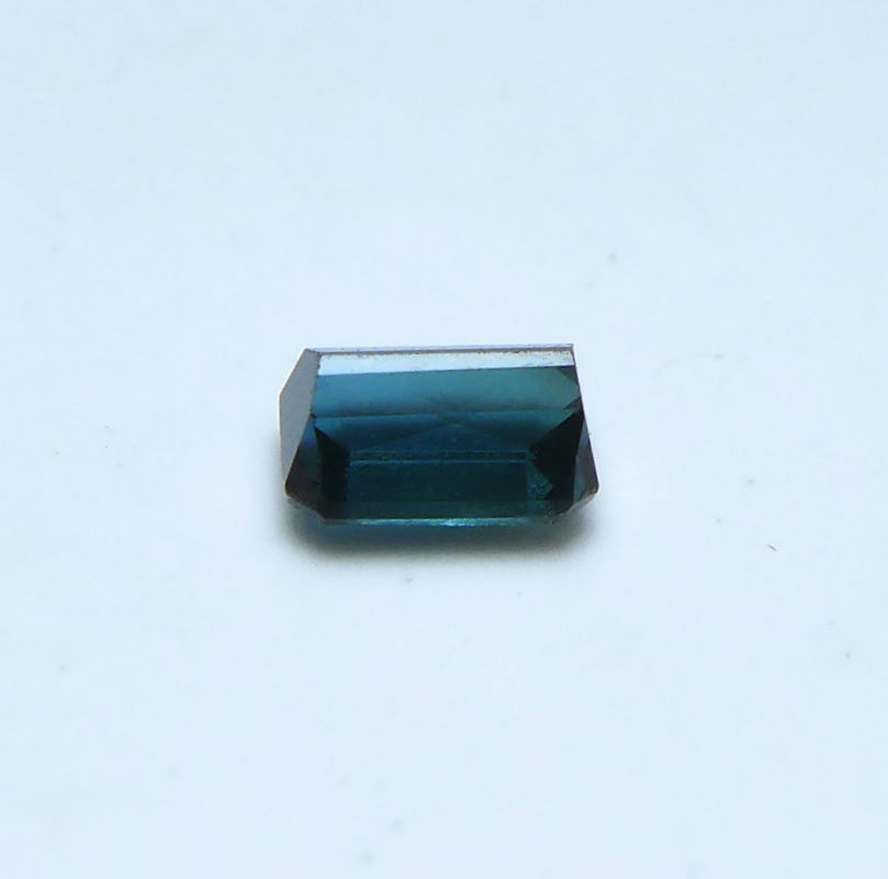 Bild 1 von 0.55 ct. Feiner bläulich grüner 5.3 x 3.7 mm Indigolith Turmalin