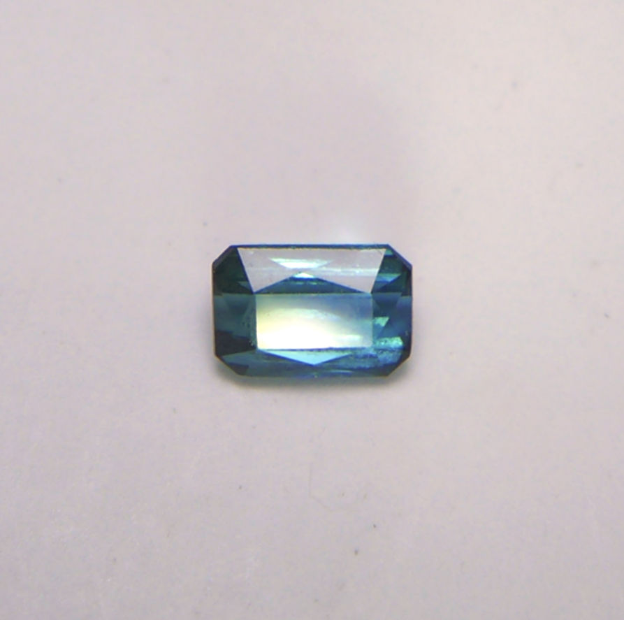Bild 1 von 0.55 ct. Feiner bläulich grüner 5.3 x 3.7 mm Indigolith Turmalin