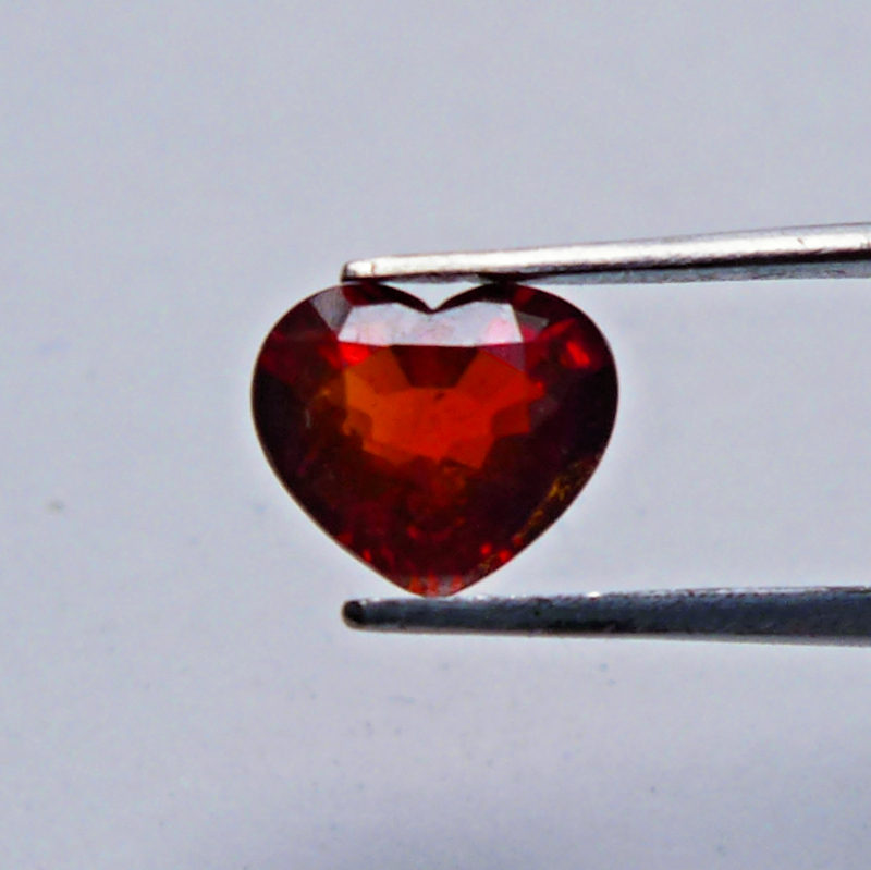 Bild 1 von 1.21 ct. Edles rotes 7 x 6 mm Spessartin Granat Herz