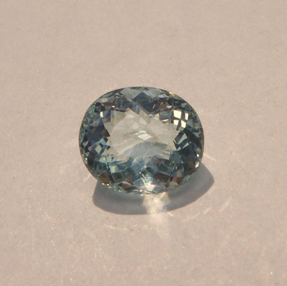 Bild 1 von 2.35 ct. Schöner blauer ovaler 9.1 x 7.8 mm Aquamarin 
