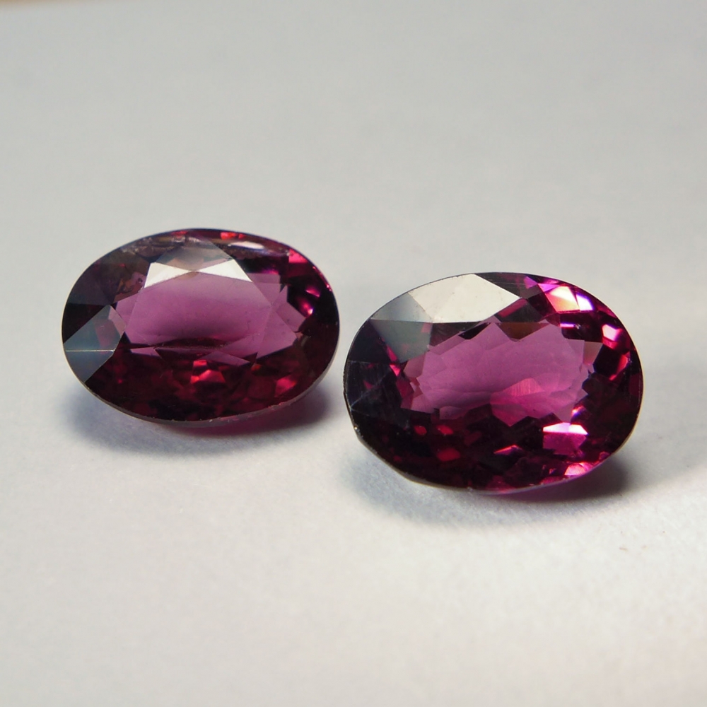 Bild 1 von 2.85 ct. Perfekt pair of red purplish 8 x 6 mm  Rhodolite Garnet Gemstones