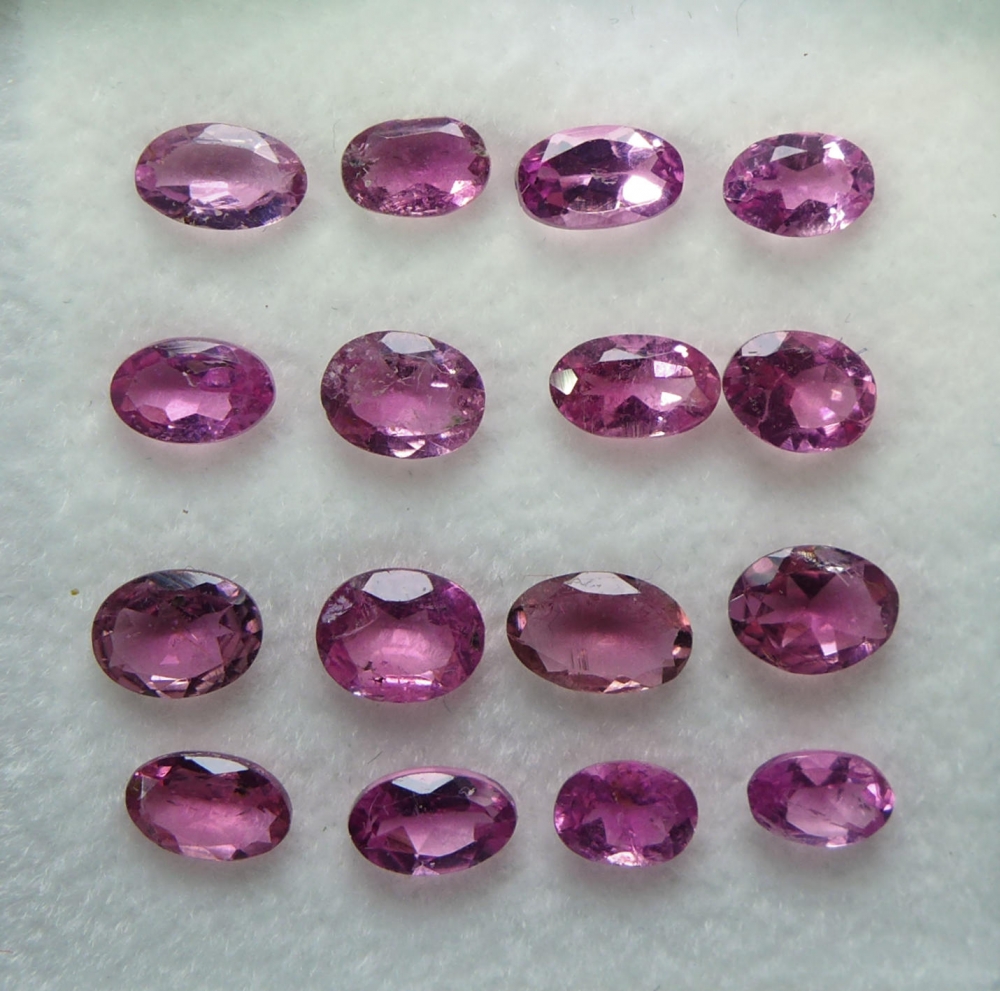 Bild 1 von 3.89 ct. 16 pieces oval purple- red 4 x3  to 5 x 4 mm Rhodolite Garnet Gems.