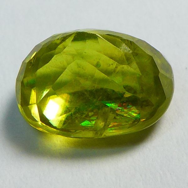 Bild 1 von 2.43 ct Gelblich Grüner ovaler 8.4 x 6.5 mm Madagaskar Titanit Sphene
