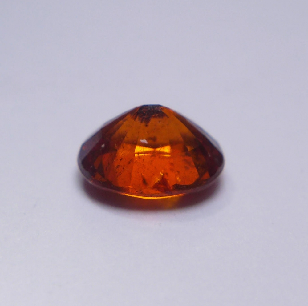 Bild 1 von 1.4 ct. Zarter orange-roter ovaler 7 x 5.7 mm Spessartin Granat