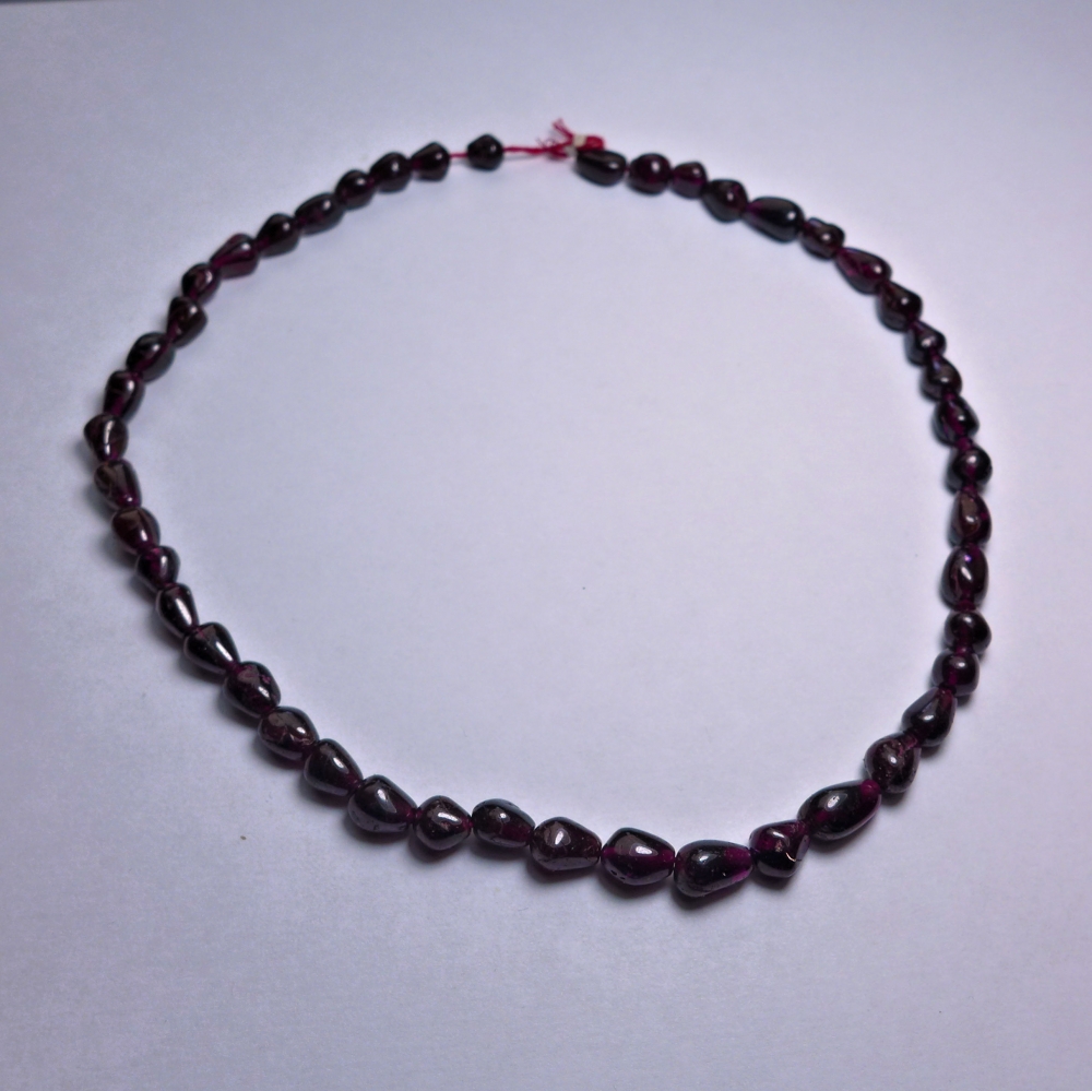 Bild 1 von Red-violet Garnet-Rhodolithe- string 116 ct with pears 7.5 x 5.5 mm 35 cm length
