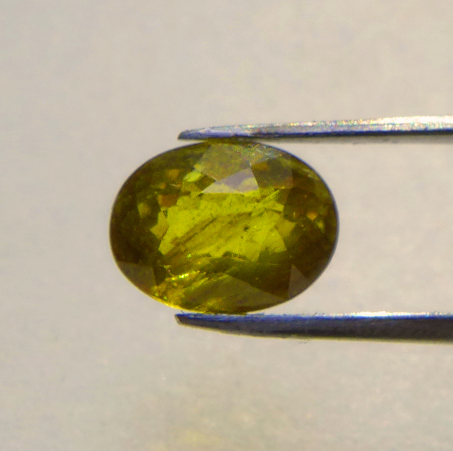 Bild 1 von 2.05 ct. Oval greenish yellow 7.8 x 6  mm Madagascar Grossular Garnet
