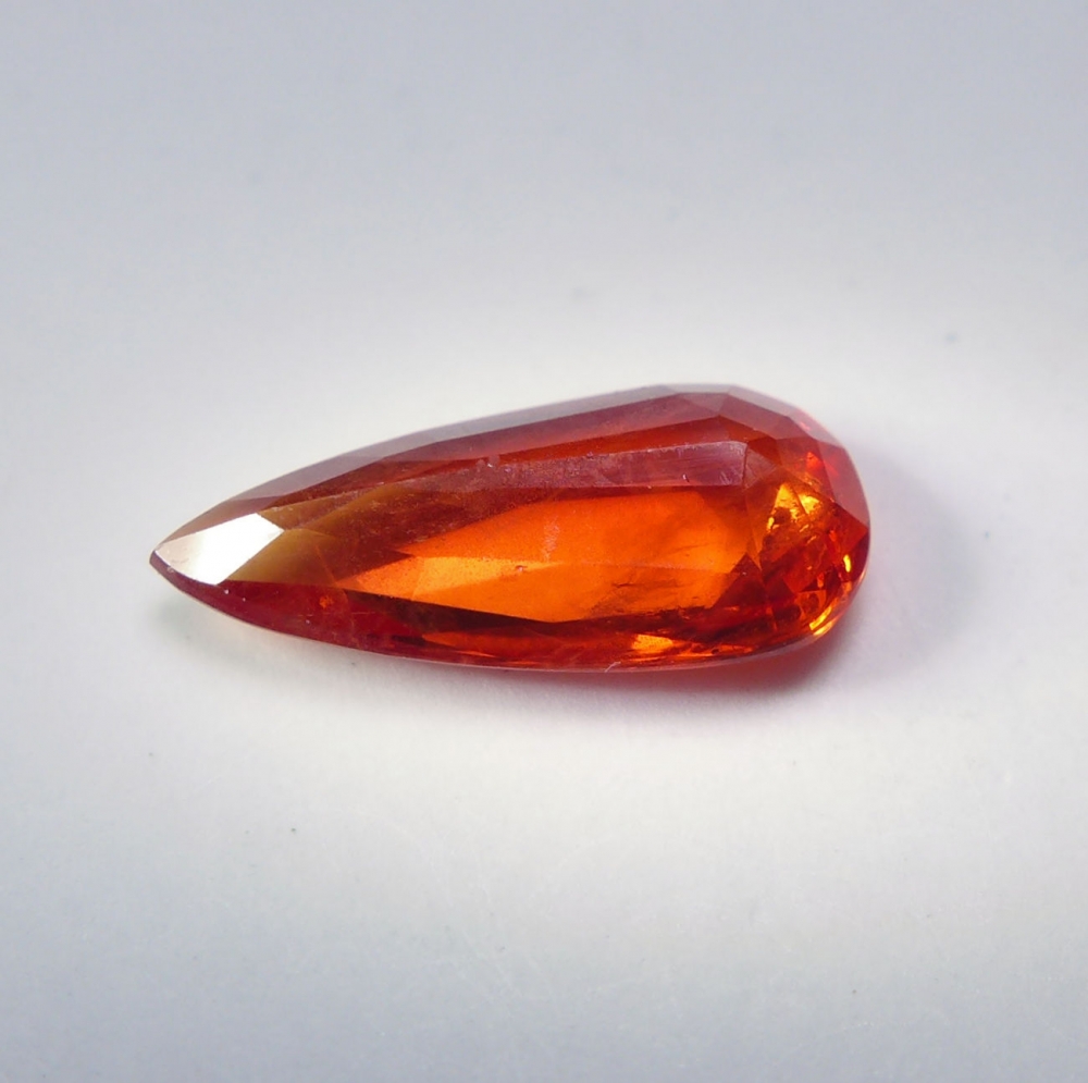 Bild 1 von 2.24 ct. Orange roter 13.2 x 6.2 mm Saphir Tropfen