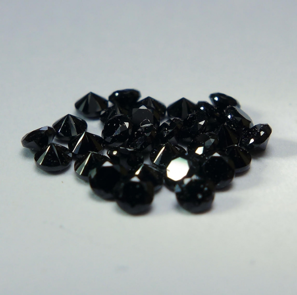 Bild 1 von 1.4 ct. 30 Stück unbeh. schwarze runde 2 mm Brillantschliff Tansania Spinelle