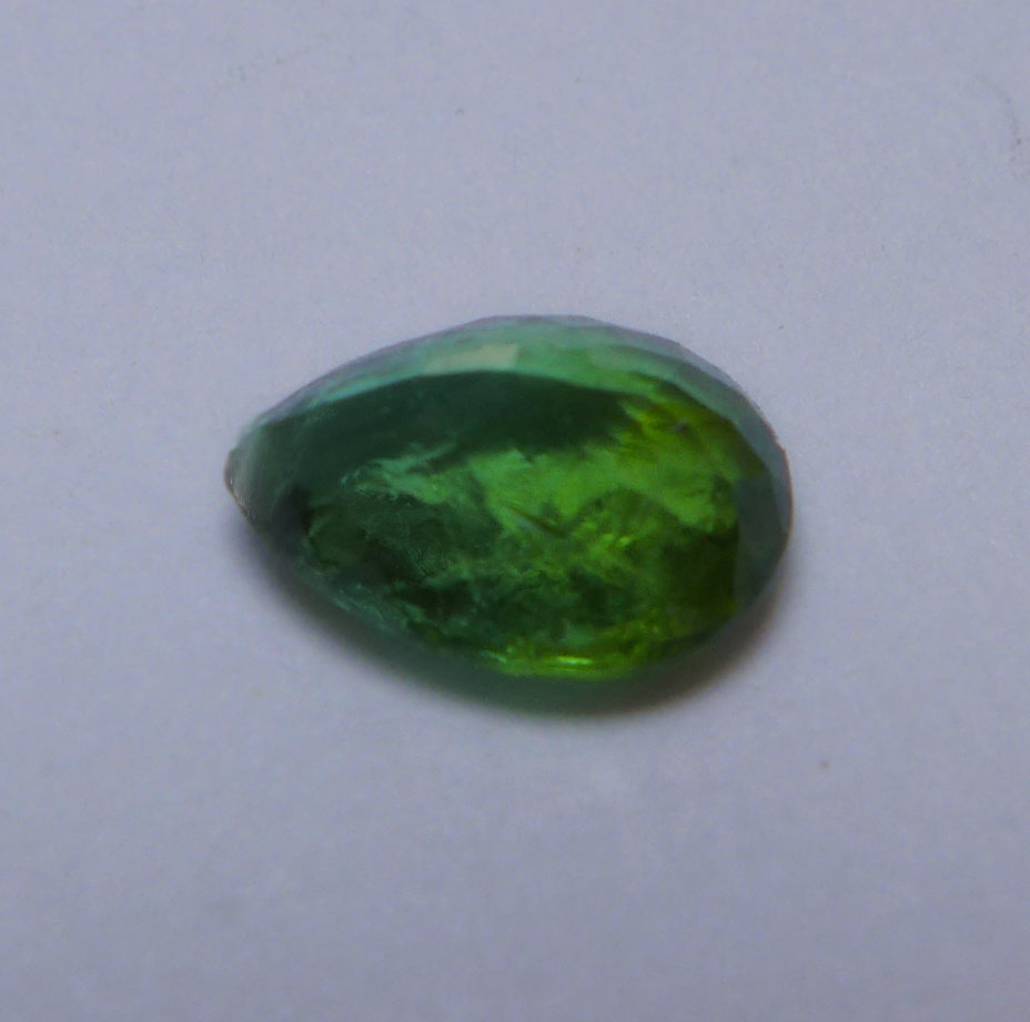 Bild 1 von 1.40 ct  Feiner grüner Tropfen 8.4 x 6.3 mm Mosambik Turmalin