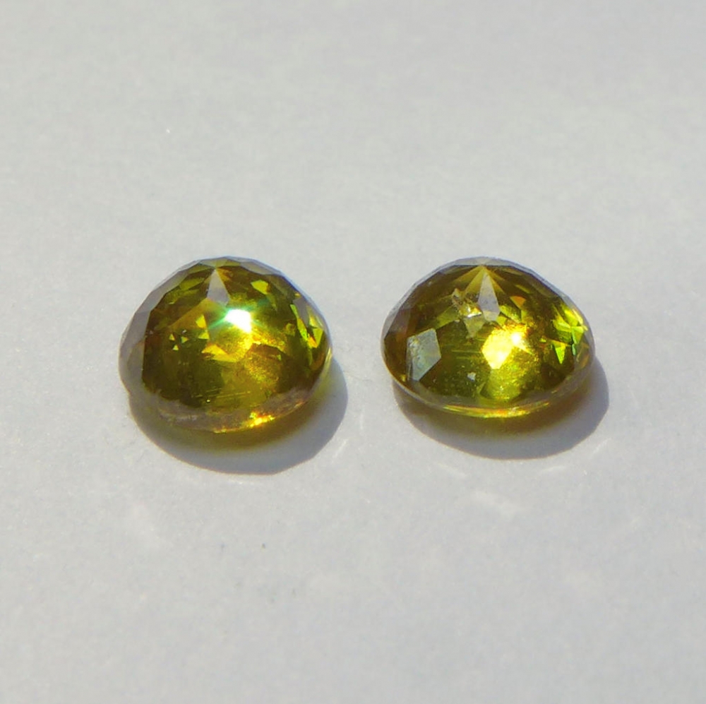 Bild 1 von 1.25 ct. Perfektes  Paar runde grünlich gelbe 5 mm Madagaskar Titanit Sphen