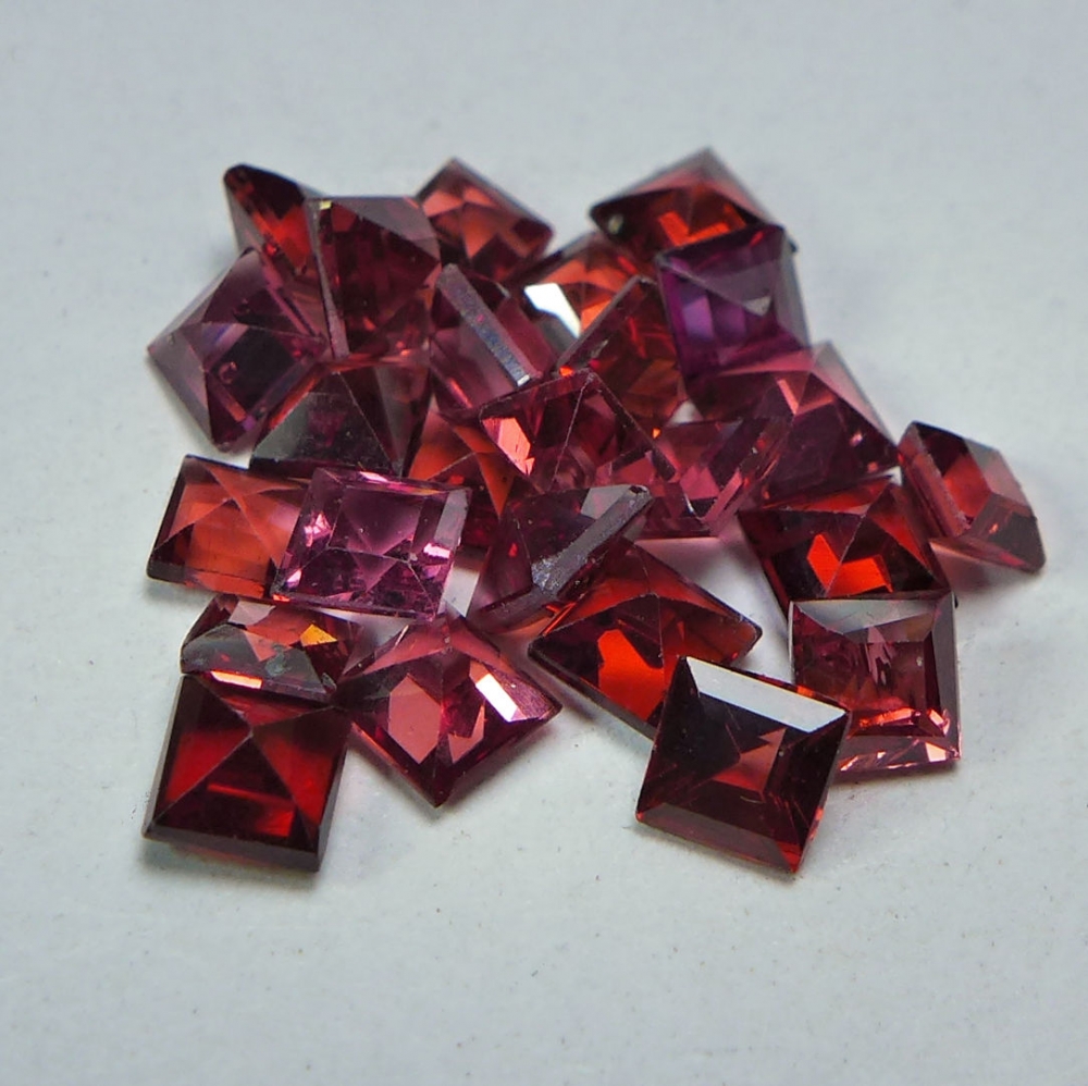 Bild 1 von 4.8 ct.  25 Stück natürlich rote 3 mm Mosambik Granat Carrés