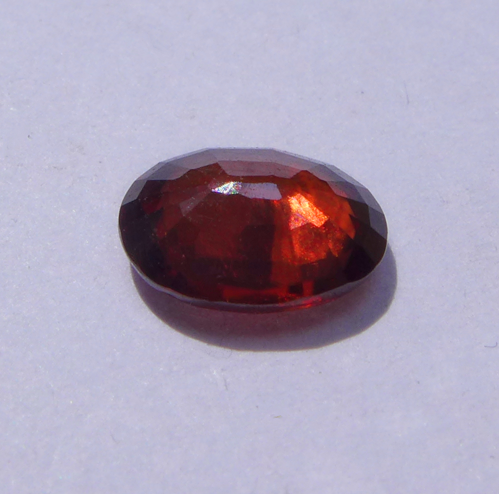 Bild 1 von 1.55 ct. Natürlicher roter ovaler 7.8 x 6 mm Tansania Zirkon