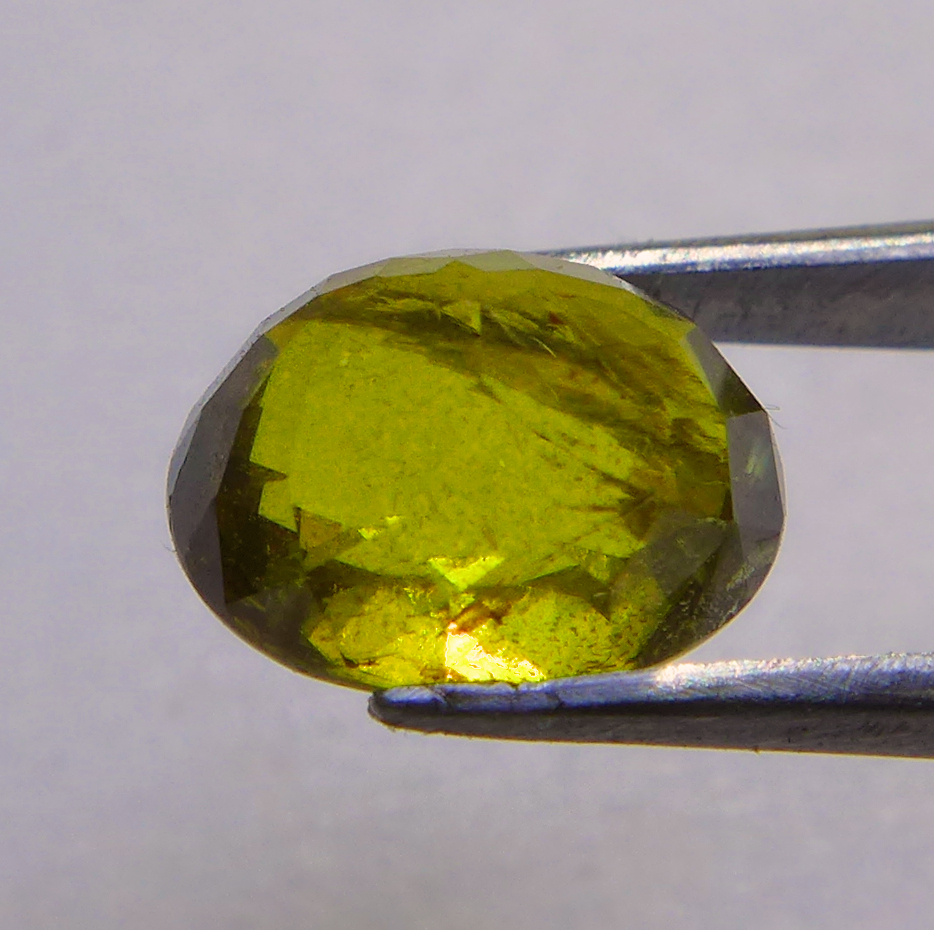 Bild 1 von 2.05 ct. Ovaler grün gelber  7.8 x 6 mm Madagaskar Grossular Granat