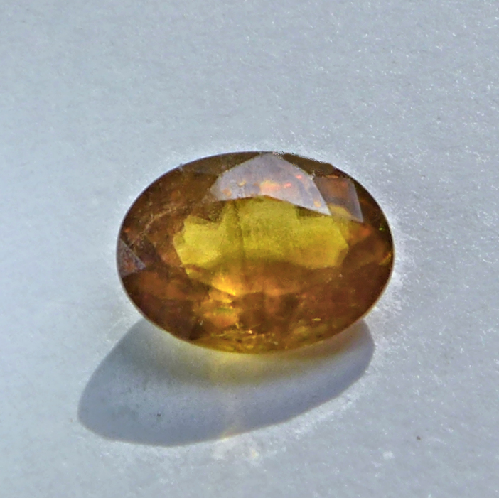 Bild 1 von 1.00 ct. Schöner grüngelber ovaler 7.3 x 5.4 mm Titanit Sphen