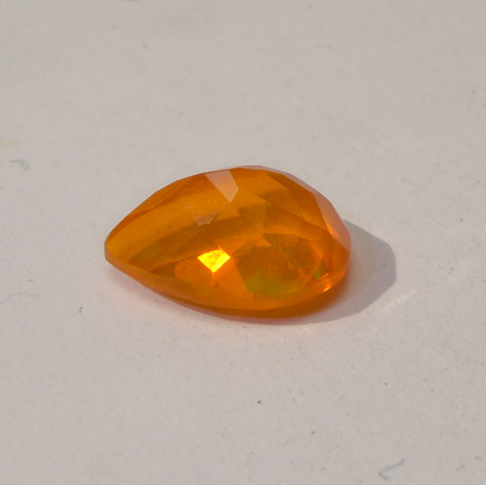 Bild 1 von 1.43 ct. Orangroter facett. 10.2 x 7 mm Mexiko Feueropal Tropfen