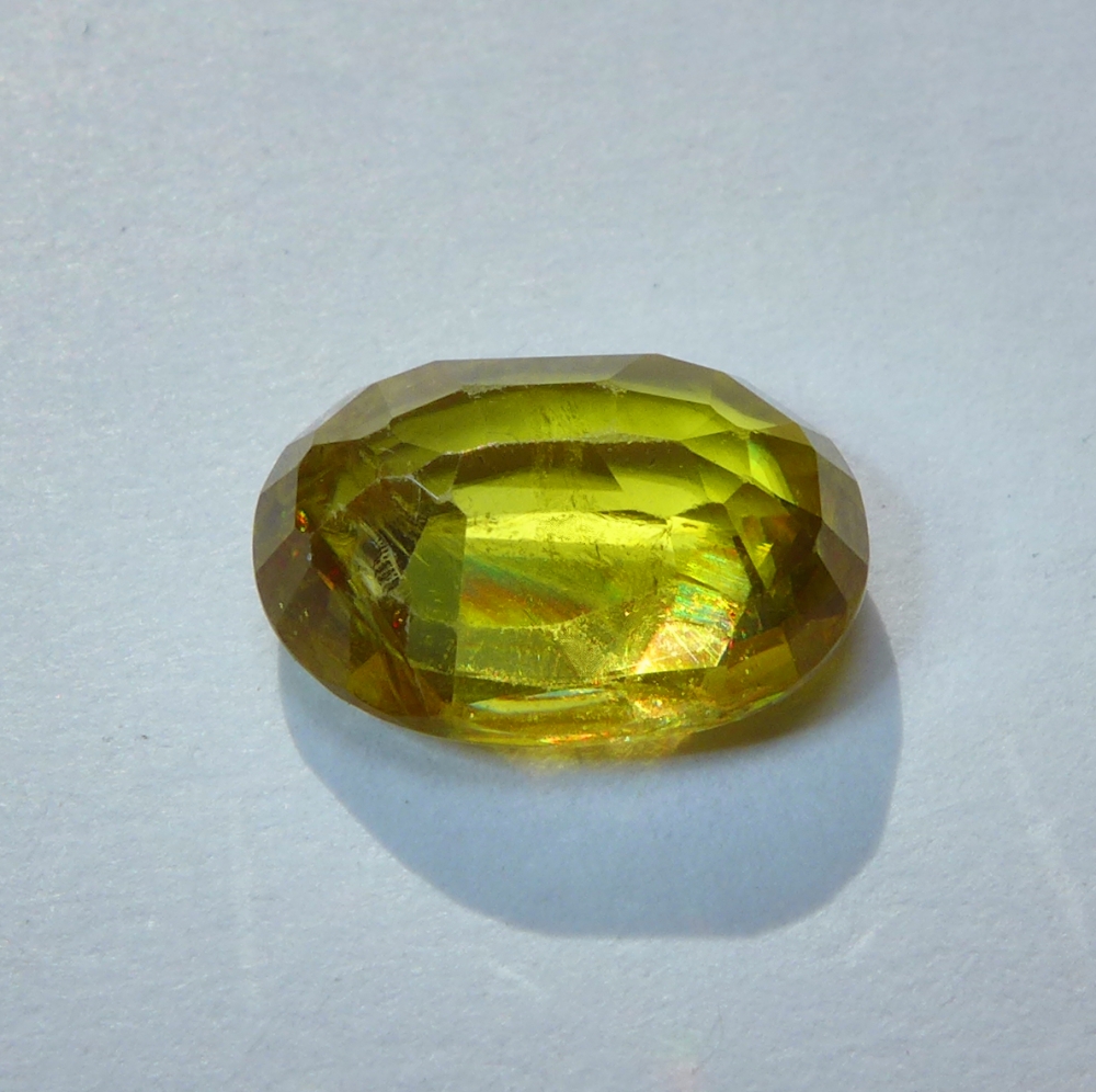Bild 1 von 2.90 ct.  Toller ovaler gelblich grüner 10.5 x 7.5 mm Titanit Sphen