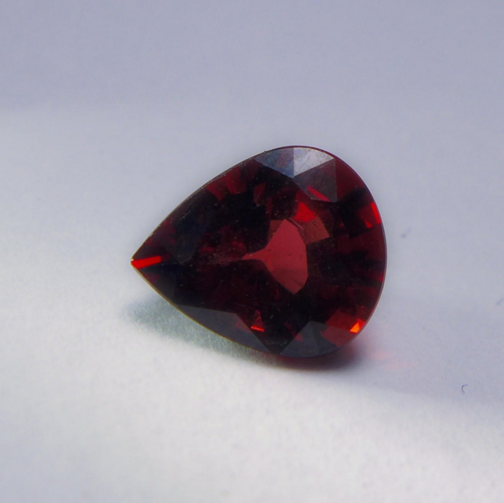 Bild 1 von 2.91 ct. Red  10 x 8.3 mm Rhodolite Garnet Pear