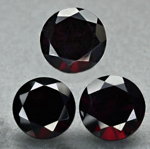 Bild 1 von 7.37 ct. 3 deep red round 8 - 8.2 mm Alamandine Garnet Gemstones