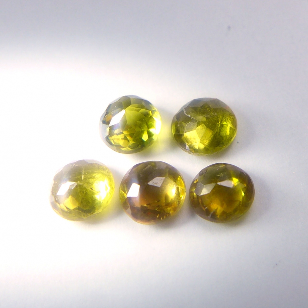 Bild 1 von 0.67 ct. 5 Natürliche runde gelblich grüne 3.5 mm Madagaskar Titanit Sphen
