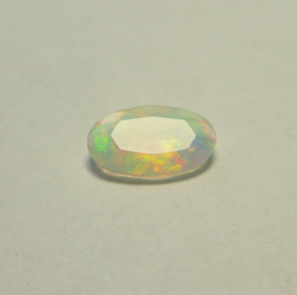 Bild 1 von 0.75 ct. Withee faceted oval 9.8 x 6 mm Multi-Color Ethiopia Opal