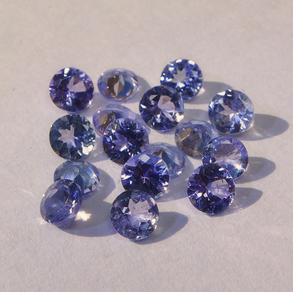 Bild 1 von 2.62 ct. 16 Stück feine blau- violette runde 3.4 mm Tansanite