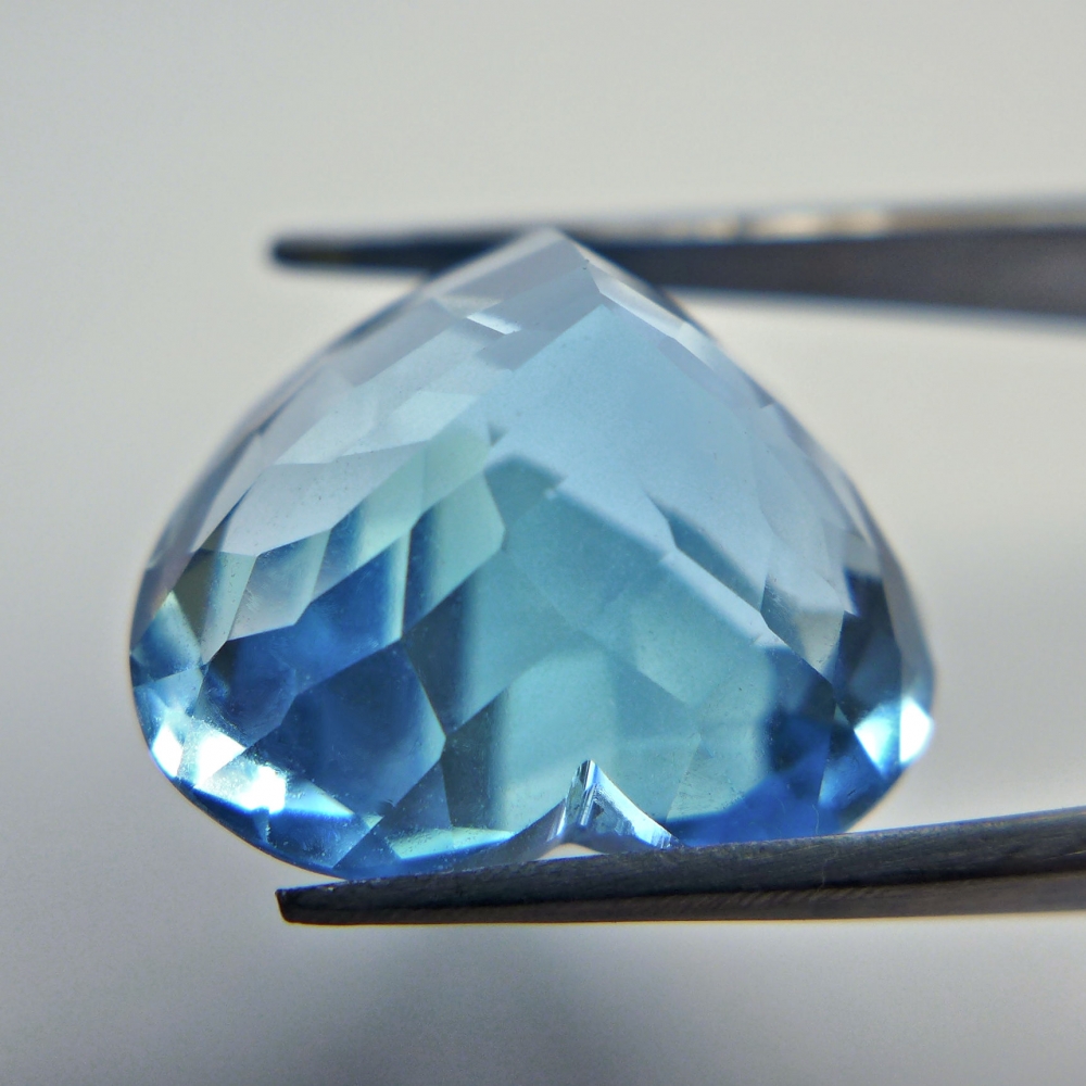 Bild 1 von 10.40 ct. Feines 13.6 x 13.2 mm Swiss Blue Topas Herz