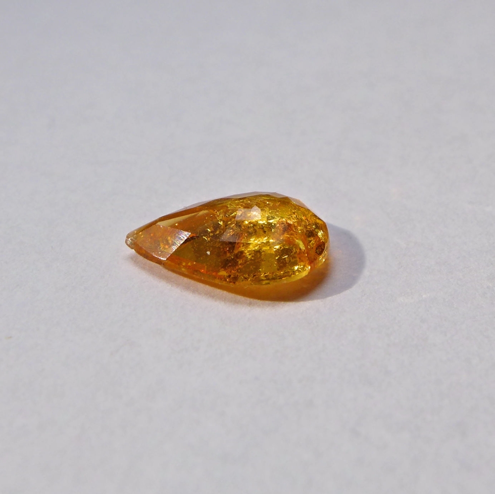 Bild 1 von 1.55 ct. Toller orange-roter 9.1 x 6.8 mm Spessartin Granat Tropfen