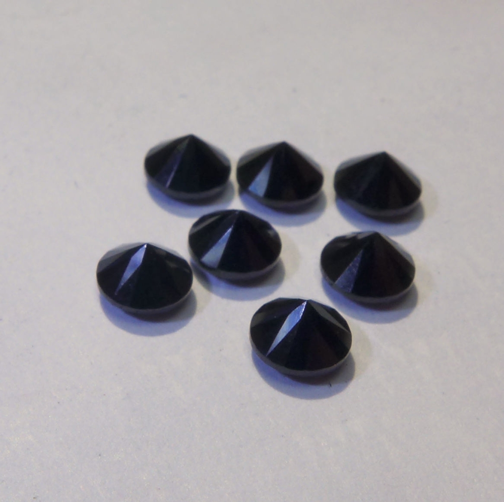 Bild 1 von 2.33 ct. 7 Stück unbeh. schwarze runde 4 mm Brillantschliff Tansania Spinelle