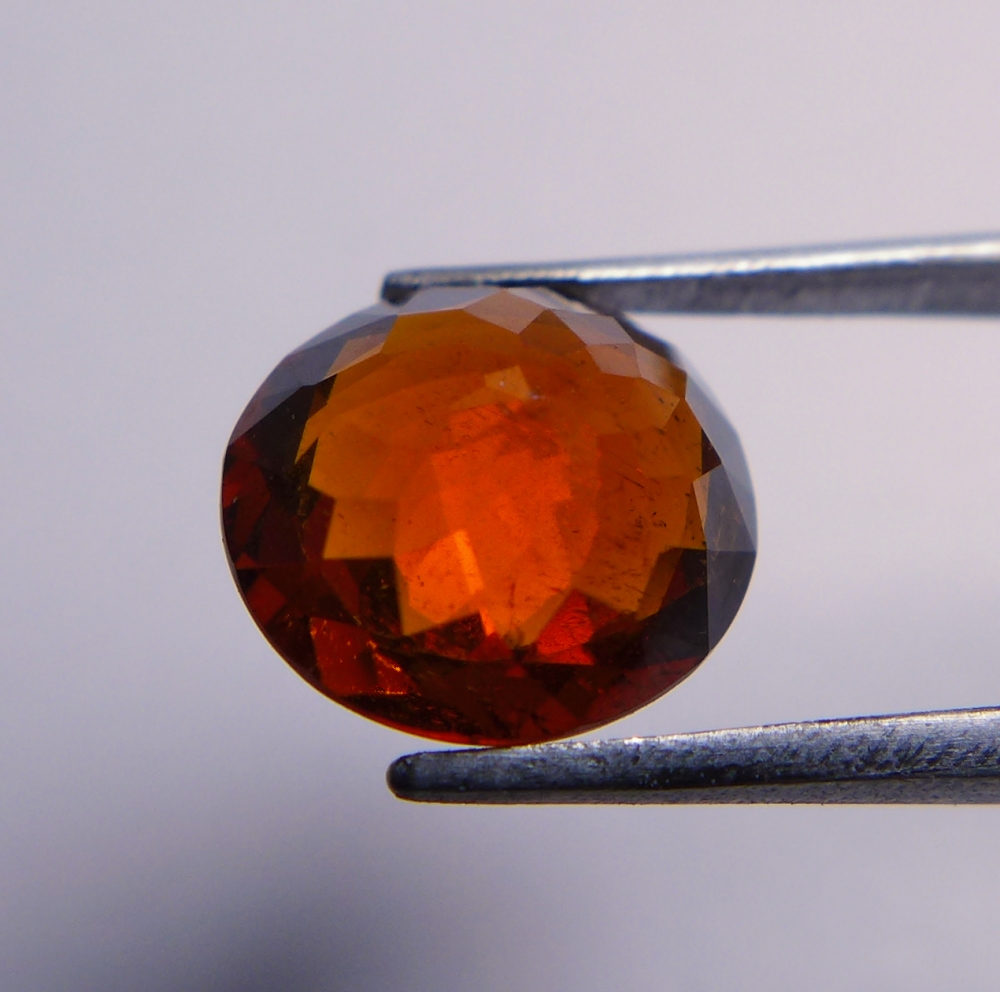 Bild 1 von 2.45 ct . Orangeroter ovaler 8.5 x 7.8 mm Spessartin Granat