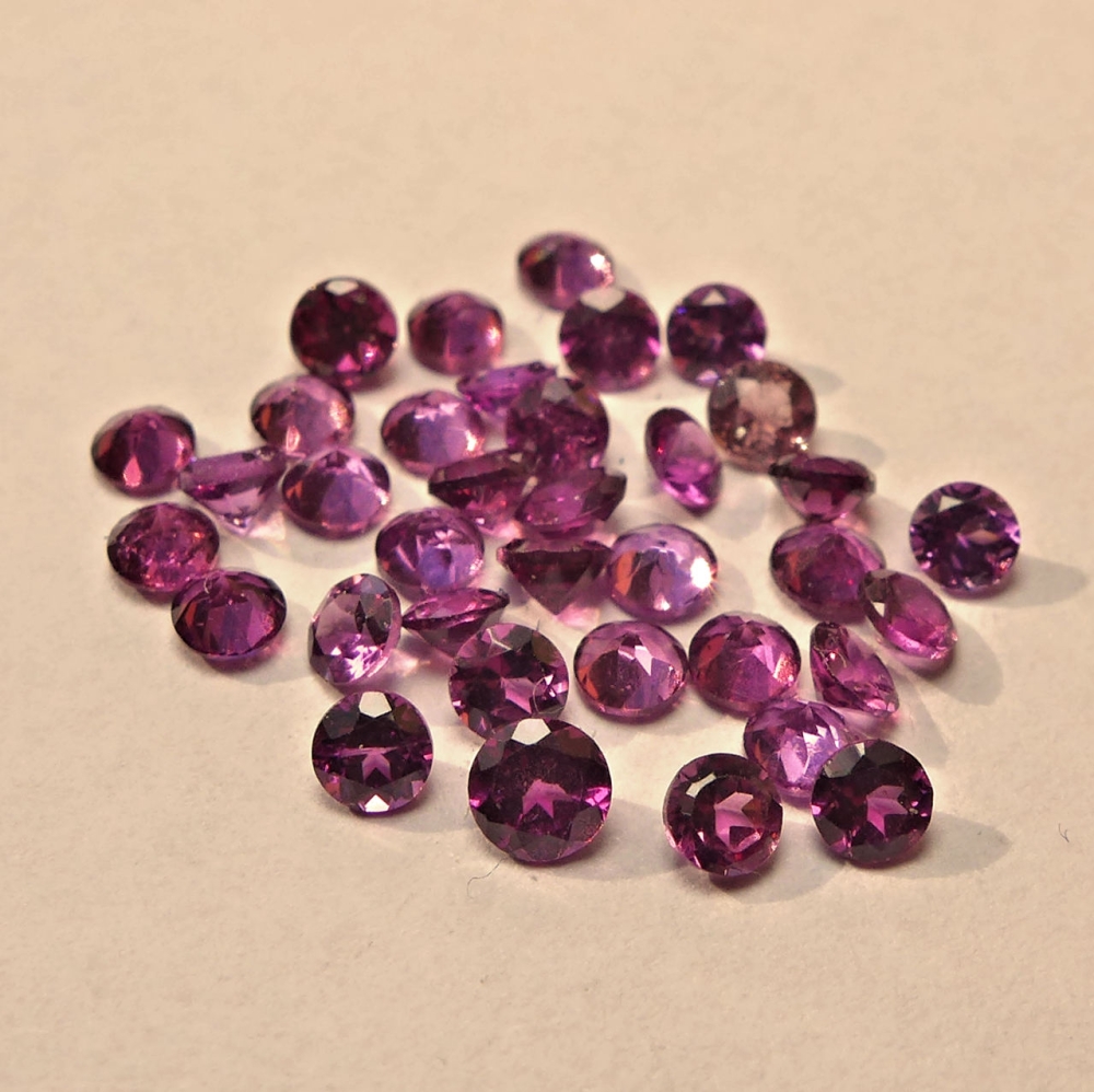 Bild 1 von 4.00 ct. 36 Stück runde rote 2.6 - 3.2 mm Madagaskar Rhodolith Granate.