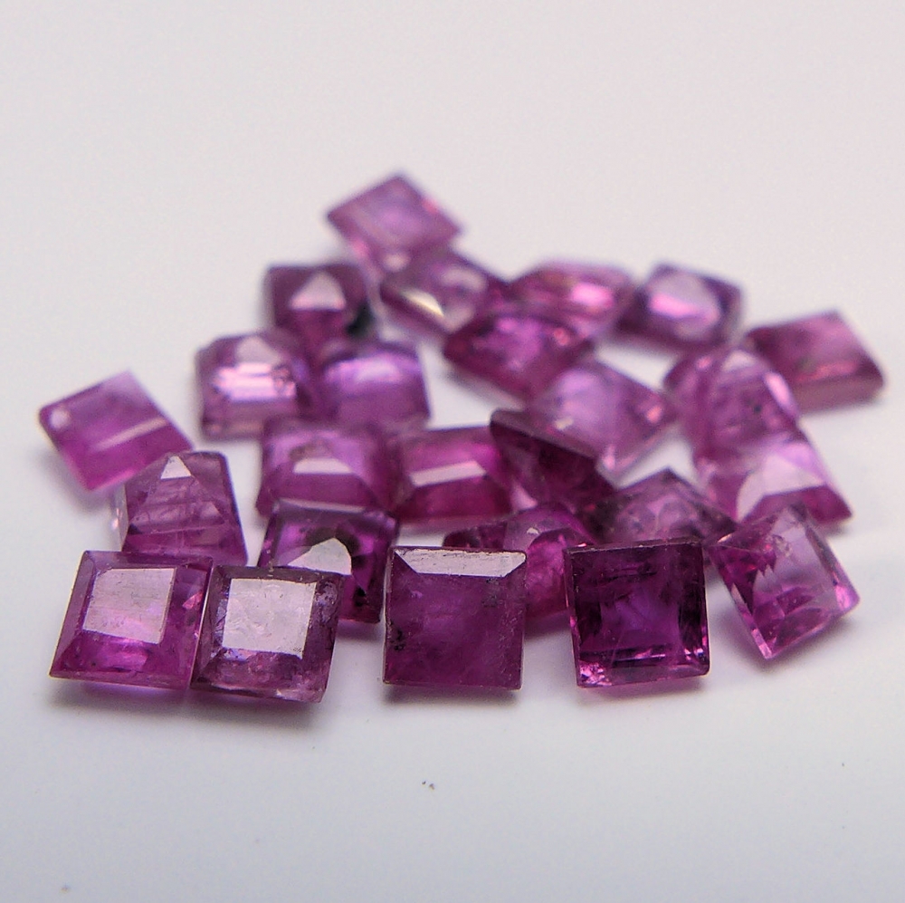 Bild 1 von 1.85 ct. 25 pieces square Pink Red 2.2 x 2.2 mm Burma Ruby Gemstones