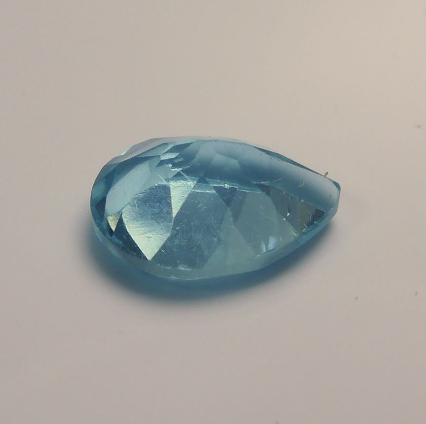 Bild 1 von 1.20 ct  Toller neonblauer 8 x 6 mm Madagaskar Apatit Tropfen