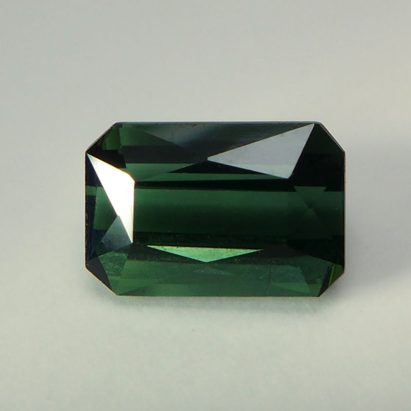 Bild 1 von 1.37 ct .  Waldgrüner unbeh. 7.5 x 5 mm Mosambik Turmalin im Smaragdschliff