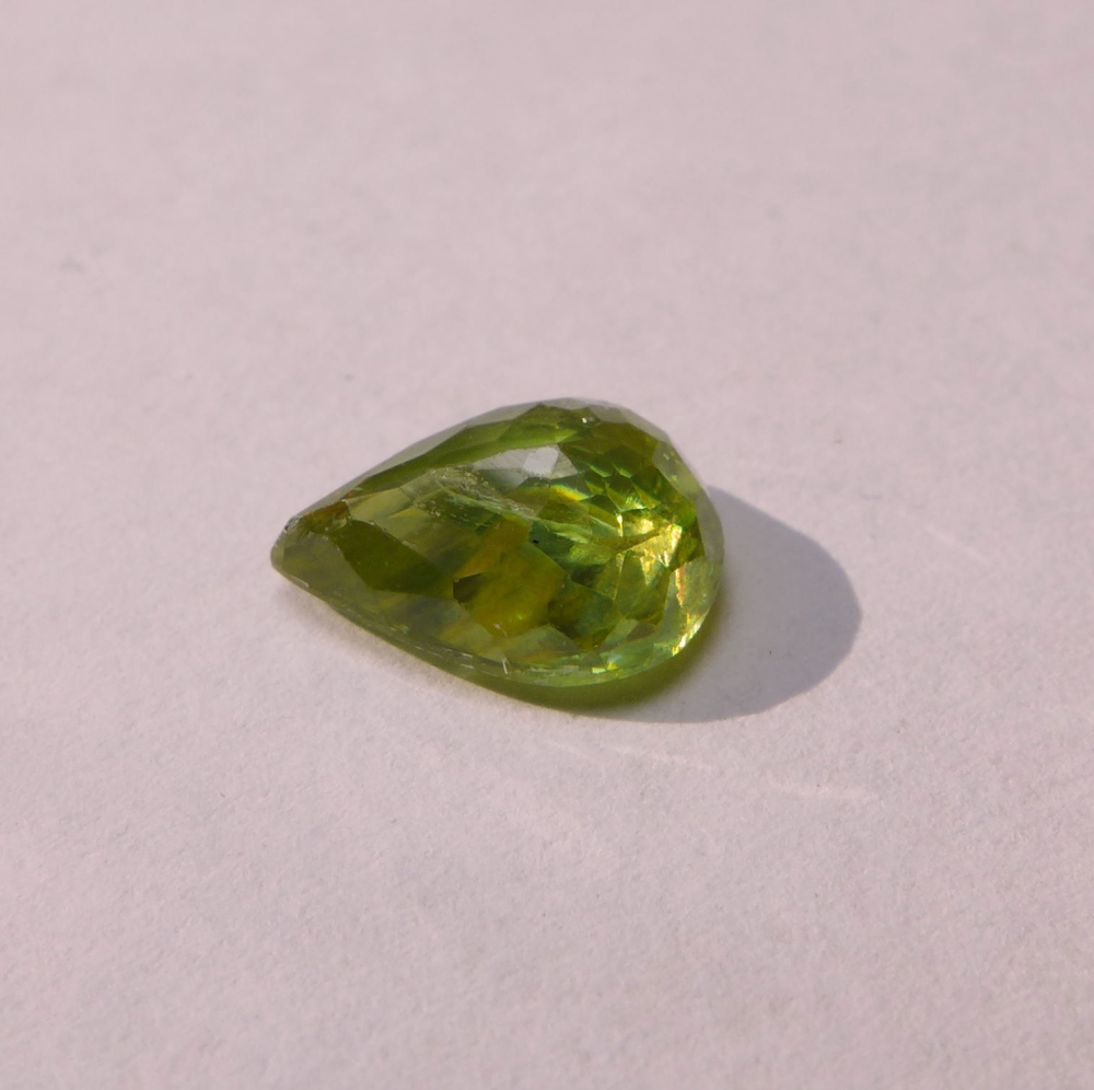 Bild 1 von 2.17 ct.  Schöner gelblich grüner 9.7 x 7.3 mm Titanit Sphen Tropfen