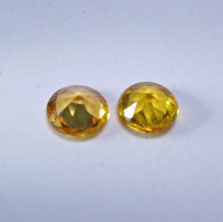 Bild 1 von 0.60 ct  Feines Paar goldgelbe runde 4 - 4.2 mm Tansania Saphire
