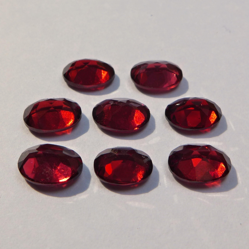 Bild 1 von 7.7 ct. 8 Stück ovale rote 7 x 5 mm Mosambik Granate