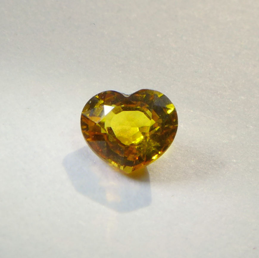 Bild 1 von 0.53 ct VVS!  Zartes goldgelbes 5 x 4.3 mm  Saphir Herz