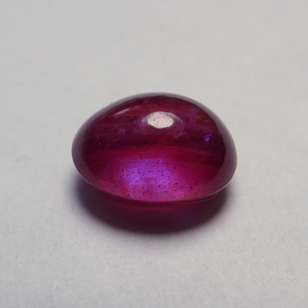 Bild 1 von 4.10 ct. Schöner roter ovaler 9 x 7 mm Mosambik Rubin Cabochon