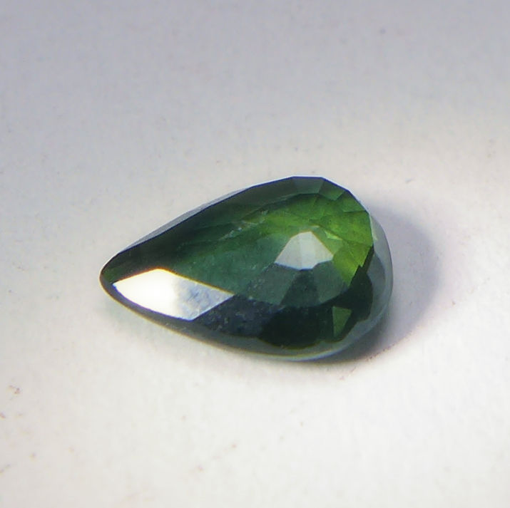 Bild 1 von 1.05 ct. Zarter grünlich blauer 7.4 x 5.6  mm  Saphir Tropfen